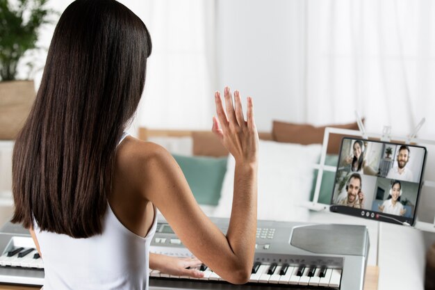 Mujer de tiro medio con tableta