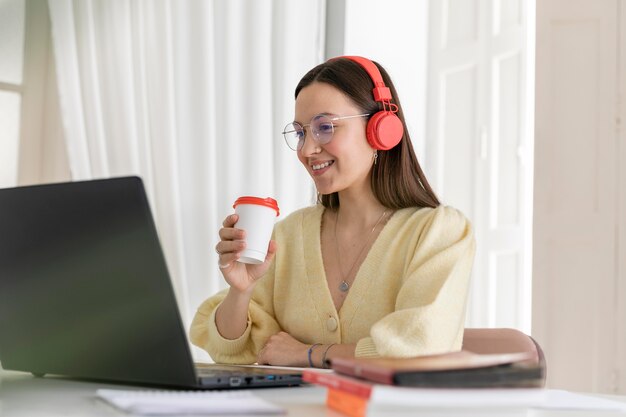 Mujer de tiro medio con taza de café