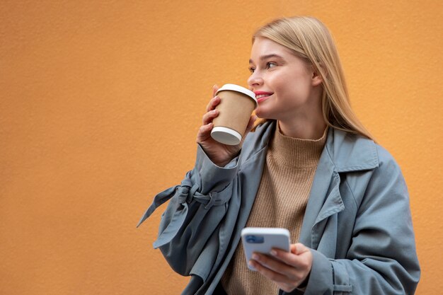 Mujer de tiro medio con taza de café