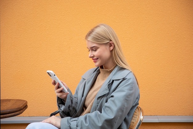 Mujer de tiro medio con teléfono