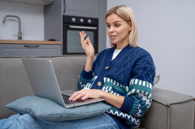 Mujer de tiro medio teletrabajo