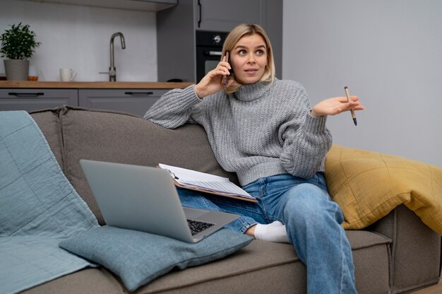 Mujer de tiro medio teletrabajo