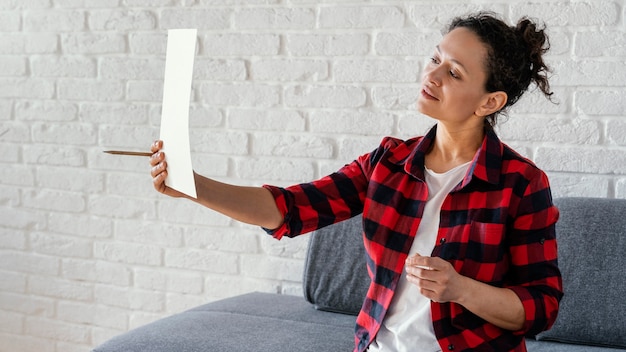 Foto gratuita mujer de tiro medio, tenencia, papel