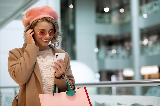 Foto gratuita mujer de tiro medio en una tienda local