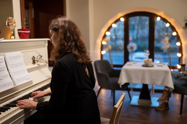 Mujer de tiro medio tocando el piano