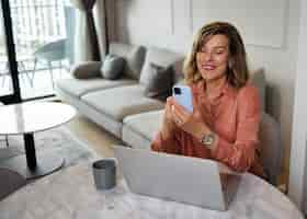 Foto gratuita mujer de tiro medio tomando un descanso con el teléfono inteligente