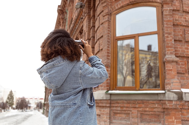 Mujer de tiro medio tomando fotos