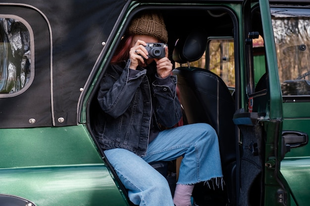 Mujer de tiro medio tomando fotos