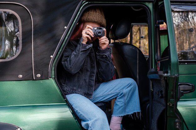 Mujer de tiro medio tomando fotos