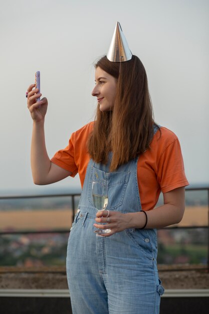 Mujer de tiro medio tomando fotos