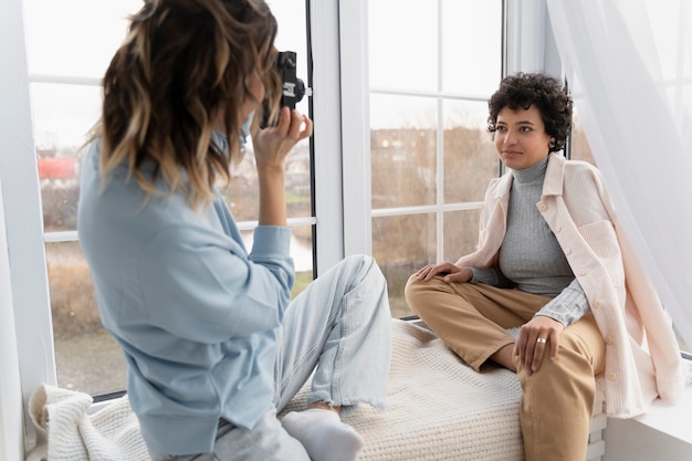 Mujer de tiro medio tomando fotos