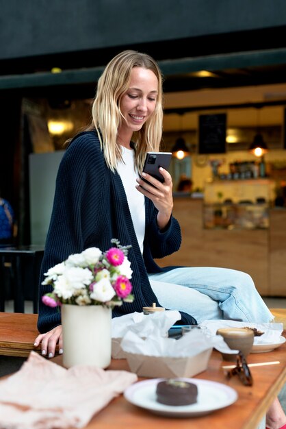 Mujer de tiro medio tomando fotos