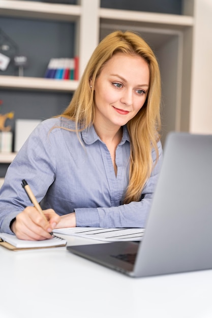 Mujer de tiro medio tomando notas