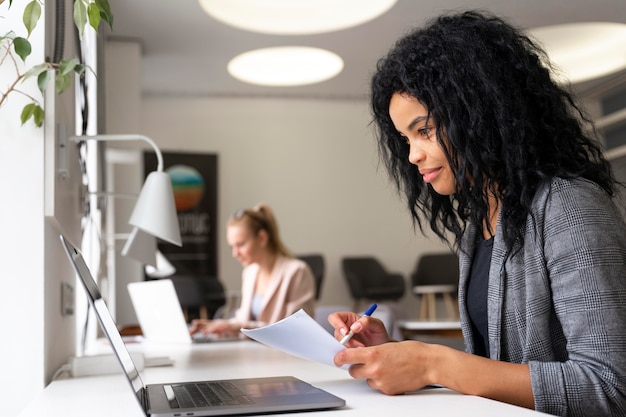 Foto gratuita mujer de tiro medio tomando notas