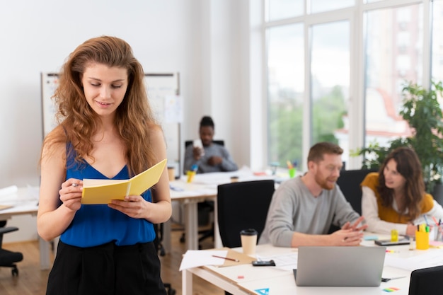 Mujer de tiro medio tomando notas