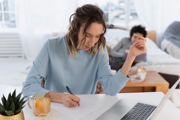 Mujer de tiro medio tomando notas