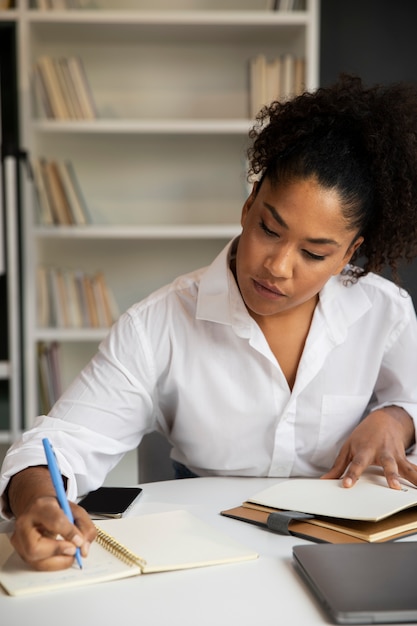 Mujer de tiro medio tomando notas