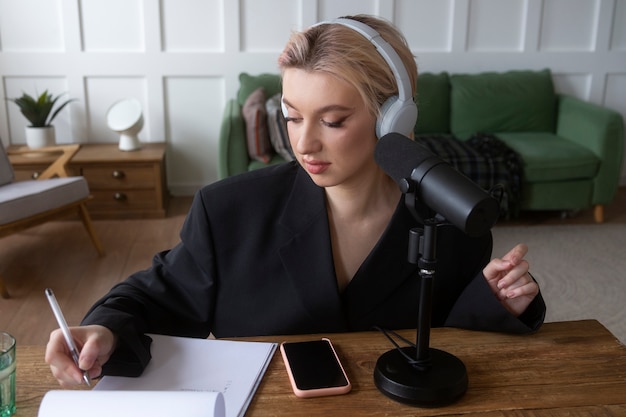 Mujer de tiro medio tomando notas