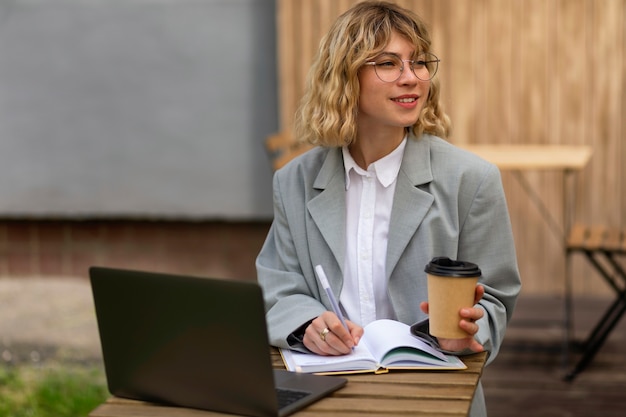 Mujer de tiro medio tomando notas