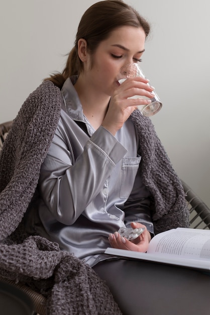 Mujer de tiro medio tomando pastillas