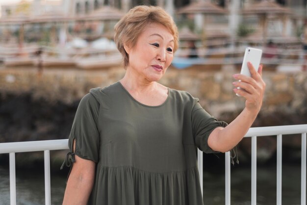 Mujer de tiro medio tomando selfie