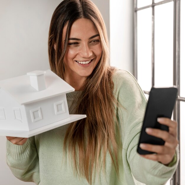 Mujer de tiro medio tomando selfie