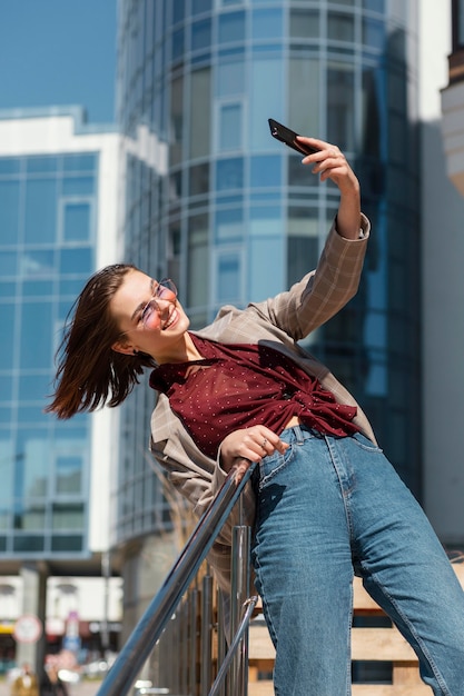 Mujer de tiro medio tomando selfie