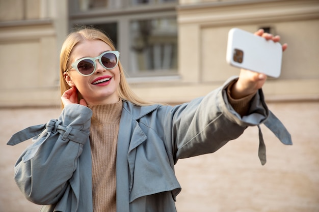 Mujer de tiro medio tomando selfie