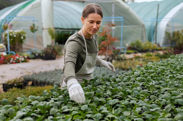 Foto gratuita mujer de tiro medio trabajando al aire libre