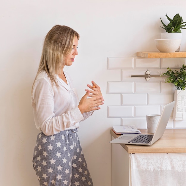 Mujer de tiro medio trabajando desde casa