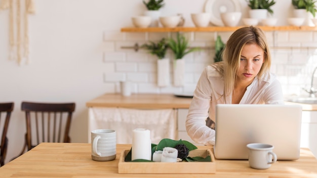 Mujer de tiro medio trabajando desde casa