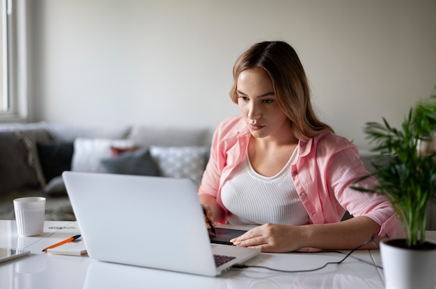 Foto gratuita mujer de tiro medio trabajando desde casa