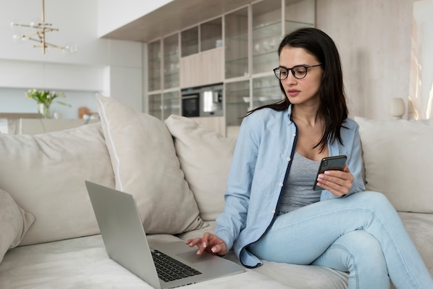 Mujer de tiro medio trabajando desde casa