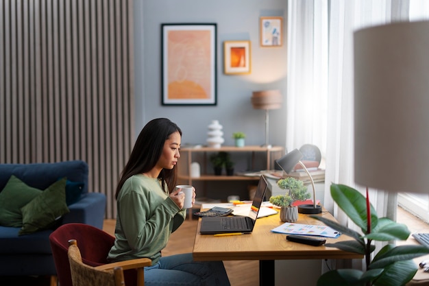 Foto gratuita mujer de tiro medio trabajando desde casa