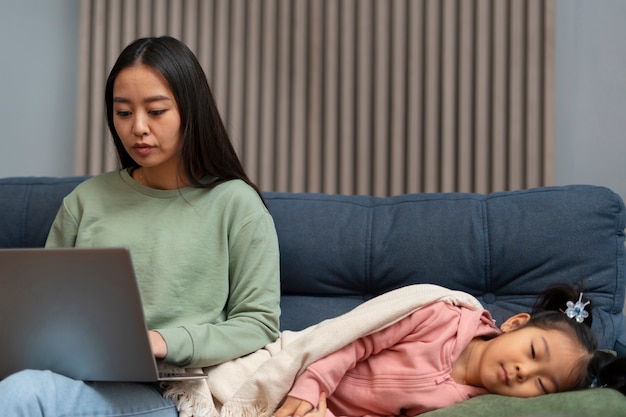 Foto gratuita mujer de tiro medio trabajando desde casa