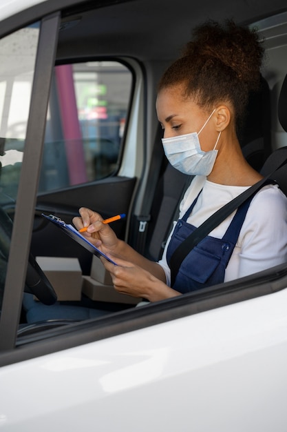 Mujer de tiro medio trabajando como conductora