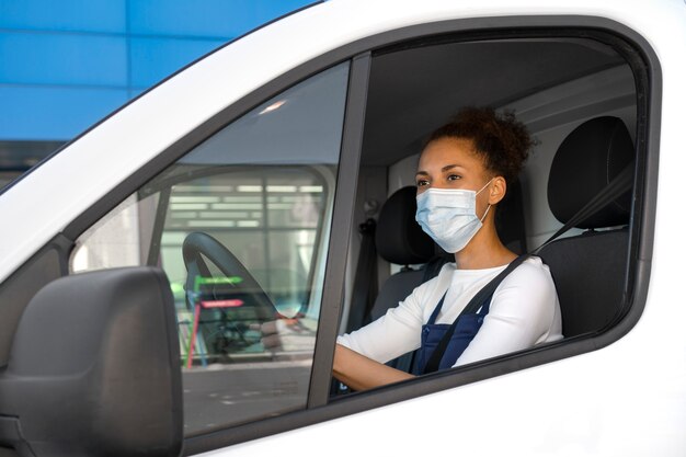 Mujer de tiro medio trabajando como conductora