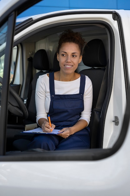 Foto gratuita mujer de tiro medio trabajando como conductora