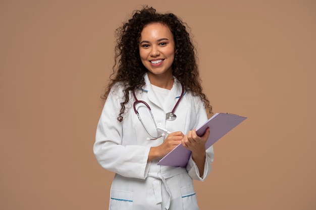 Mujer de tiro medio trabajando como doctora