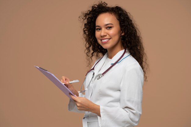 Mujer de tiro medio trabajando como doctora