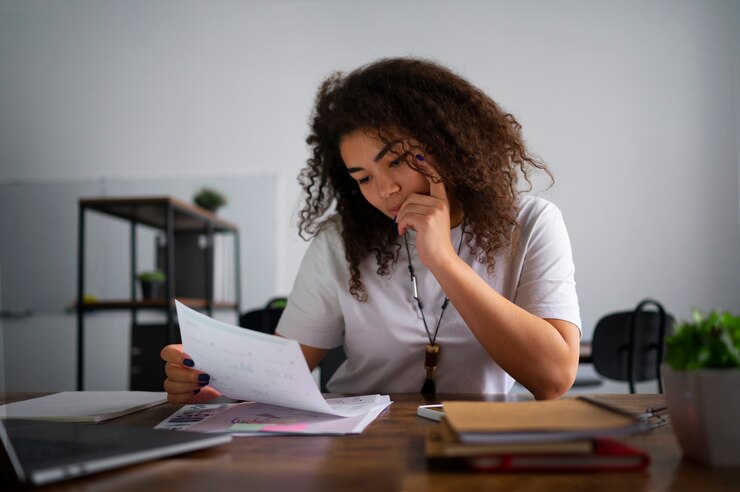 Foto gratuito mujer de tiro medio trabajando como economista