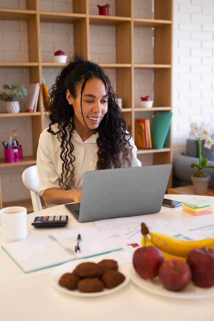 Foto gratuito mujer de tiro medio trabajando como economista.