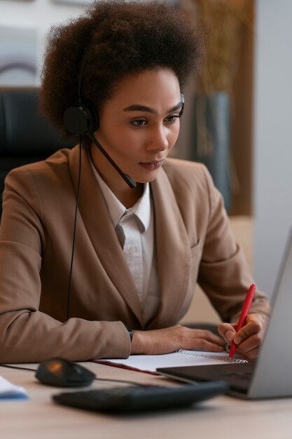 Mujer de tiro medio trabajando como economista