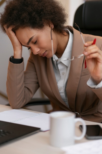 Foto gratuita mujer de tiro medio trabajando como economista.