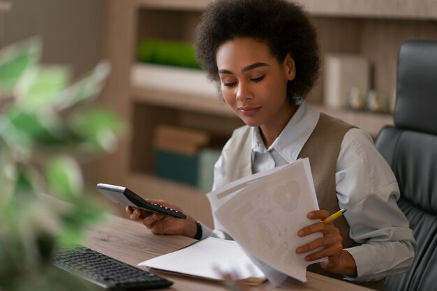 Mujer de tiro medio trabajando como economista.