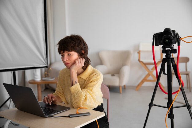 Foto gratuita mujer de tiro medio trabajando como fotógrafa.