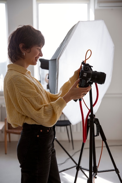 Foto gratuita mujer de tiro medio trabajando como fotógrafa.