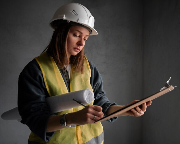 Mujer de tiro medio trabajando como ingeniera