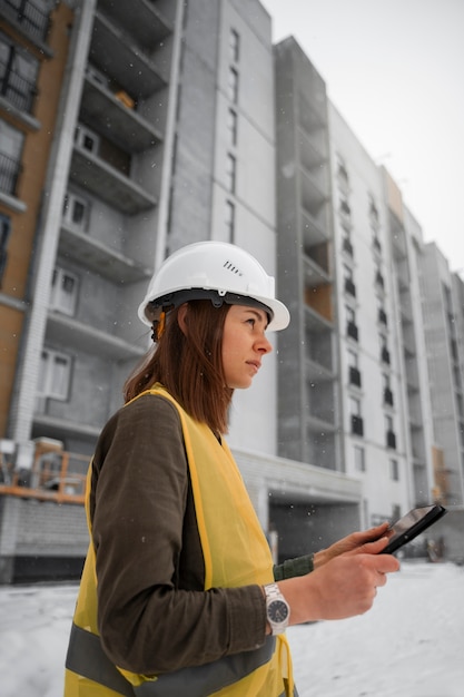 Mujer de tiro medio trabajando como ingeniera