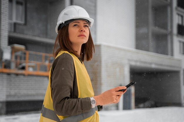 Mujer de tiro medio trabajando como ingeniera